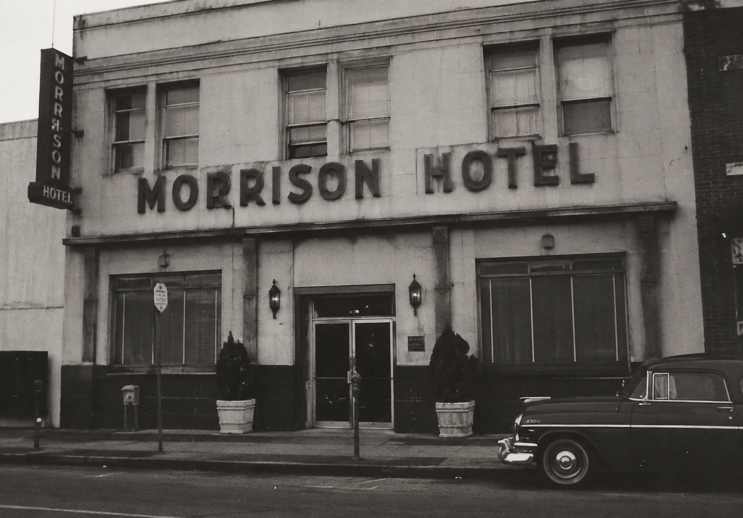 Facciata del Morrison Hotel a Los Angeles con l'ingresso affacciato sulla strada e alcune persone nei pressi dell'edificio